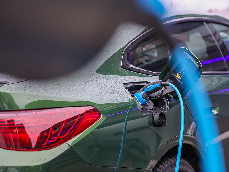 Elektroauto l&auml;dt an Lades&auml;ule