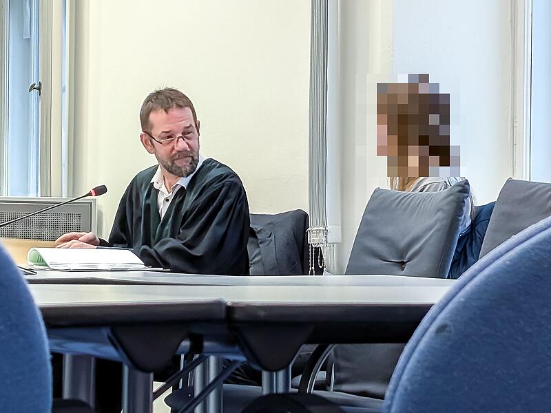 Prozess Mordversuch EffeltrichForchheim & Fränkische Schweiz Dass sie ihr Elternhaus angezündet hatte und dabei ihren Vater und ihre Oma sterben sollten, hatte die 44-jährige Beschuldigte (hier mit ihren Rechtsanwalt Andreas Dräger) bereits eingeräumt. An Prozesstag zwei ging es weiterhin um die Frage, ob sie wegen eine psychischen Erkrankung schuldfähig ist oder nicht.