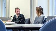 Dass sie ihr Elternhaus angez&uuml;ndet hatte und dabei ihren Vater und ihre Oma sterben sollten, hatte die 44-j&auml;hrige Beschuldigte (hier mit ihren Rechtsanwalt Andreas Dr&auml;ger) bereits einger&auml;umt. An Prozesstag zwei ging es weiterhin um die Frage, ob sie wegen eine psychischen Erkrankung schuldf&auml;hig ist oder nicht.
