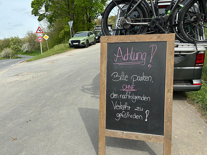 Das Schild, das um sorgsames Parkverhalten wirbt, steht am Pretzfelder Keller nicht ohne Grund.Forchheim & Fränkische Schweiz Das Schild, das um sorgsames Parkverhalten wirbt, steht am Pretzfelder Keller nicht ohne Grund.