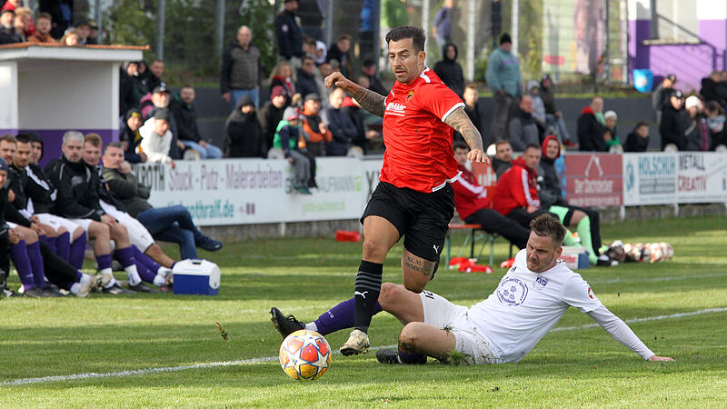 Spielertrainer Torsten Oehrl (weißes Trikot) und der ASV Sassanfahrt liefern sich mit Dominik Sperlein und dem FC Strullendorf einen Zweikampf um den Kreisliga-Titel.