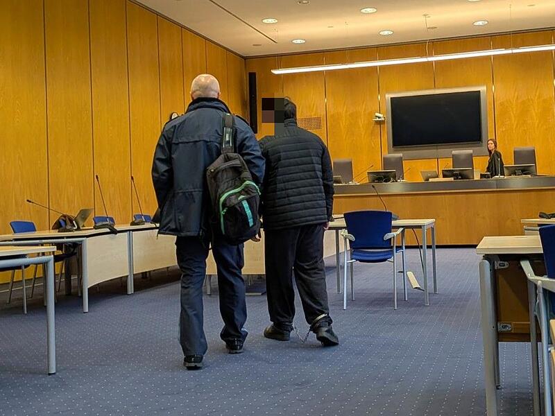 Im März 2025 kam es zu einer Auseinandersetzung zwischen einem jungen Mann und zwei Polizisten. Der heut 19-Jährige soll sie mit einem Messer angegriffen haben. Der Vorwurf im Prozess: versuchter Totschlag.