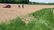 Auto landet nach Überschlag auf Acker Auto landet nach Überschlag auf Acker