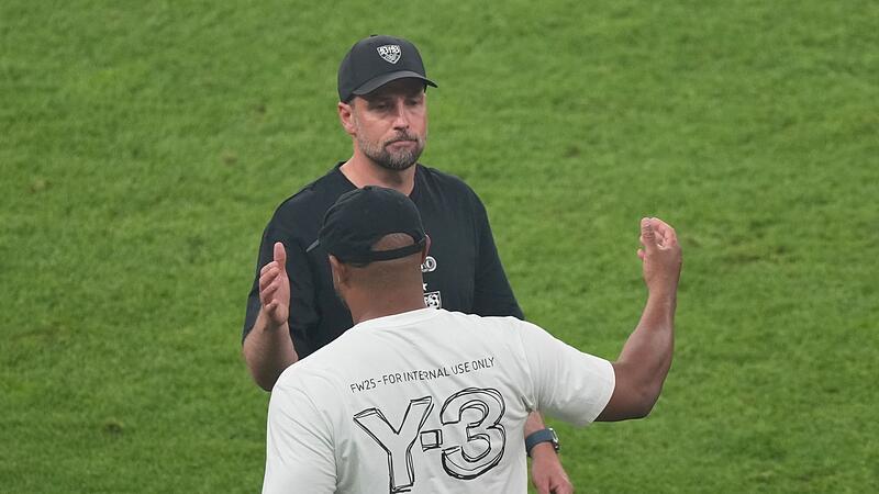 Vincent Kompany (vorne) und Sebastian Hoeneß Vincent Kompany (vorne) und Sebastian Hoeneß
