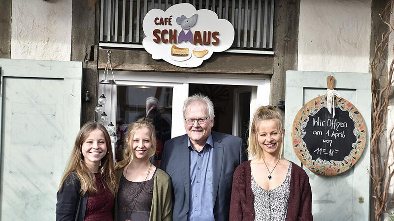Bürgermeister Claus Bittenbrünn mit den neuen Betreiberinnen des Cafés Schmaus-von links: Carmen, Alina und Sarah Eckert. Bürgermeister Claus Bittenbrünn mit den neuen Betreiberinnen des Cafés Schmaus-von links: Carmen, Alina und Sarah Eckert.