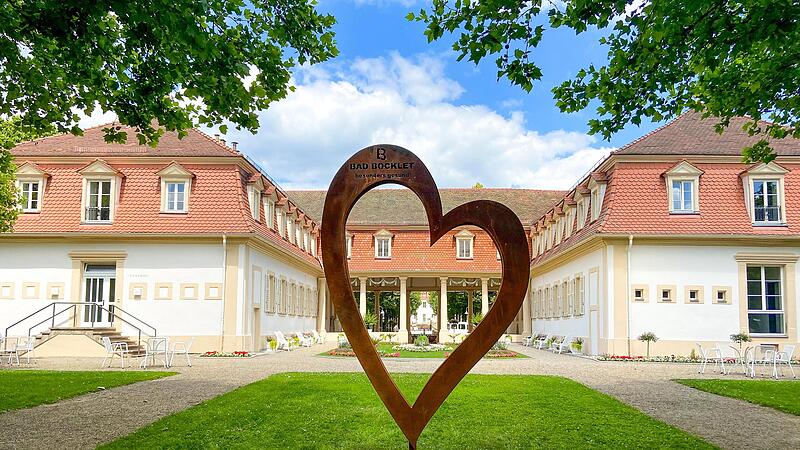 Das 2024 errichtete Herz aus Cortenstahl bildet zusammen mit dem Brunnenbau, dem Schmuckhof und dem Pavillon die Mittelachse des Kurparks von Bad Bocklet und bietet ein attraktives Fotomotiv für Besucherinnen und Besucher. Das 2024 errichtete Herz aus Cortenstahl bildet zusammen mit dem Brunnenbau, dem Schmuckhof und dem Pavillon die Mittelachse des Kurparks von Bad Bocklet und bietet ein attraktives Fotomotiv für Besucherinnen und Besucher.