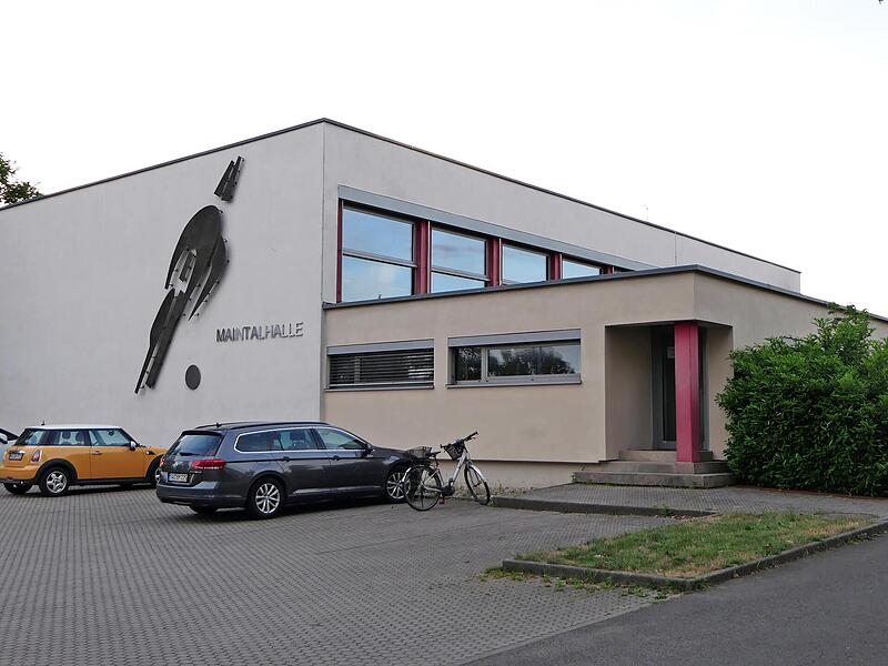 F&uuml;r die Maintalhalle in Untertheres wurden vier Varianten f&uuml;r die W&auml;rmeversorgung untersucht. Eine Pelletheizung erwies sich als wirtschaftlichste L&ouml;sung.
