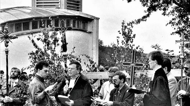 Die Grenz- und Friedenskapelle bei Burggrub wurde am ehemaligen Todesstreifen der aufgrund einer Privatinitiative von Bürgern gebaut. Die Weihe erfolgte vor 30 Jahren durch Oberkirchenrat Wilfried Beyhl (Dritter von links).