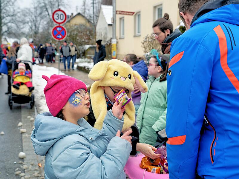 Trotz Schneefall herrschte beim Kinderfaschingsumzug in Ro&szlig;dorf eine super Stimmung.
