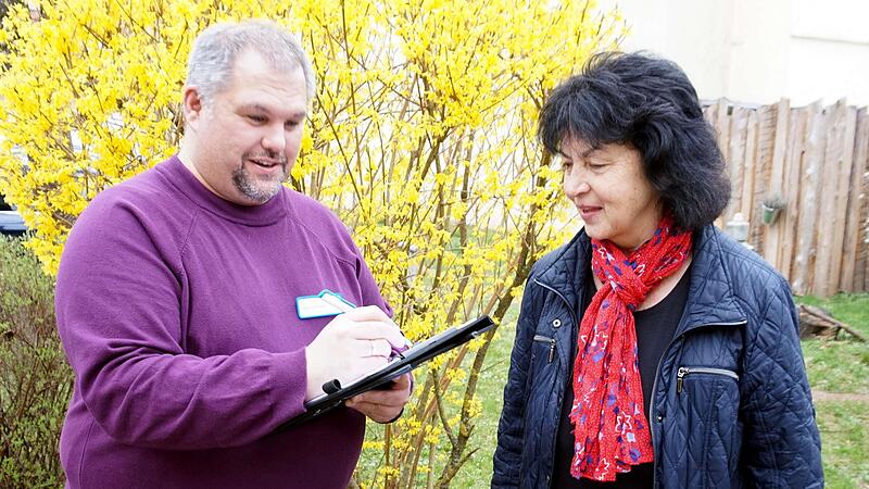 Stefan D&uuml;nkel, Einrichtungsleiter des Seniorenheims Sankt Elisabeth in Ebern, spricht mit Sieglinde Krebs &uuml;ber einen von ihr betreuten Patienten. Krebs wirkt als Sterbebegleiterin und steht Menschen auf ihrem letzten Weg zur Seite.