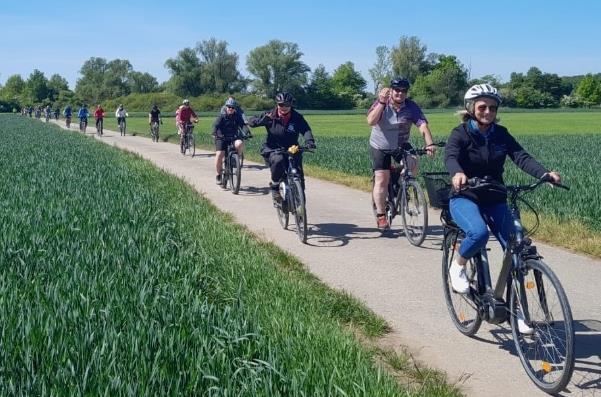 39 Teilnehmer schwangen sich aufs Bike und düsten gut gelaunt nach Zentbechhofen. 39 Teilnehmer schwangen sich aufs Bike und düsten gut gelaunt nach Zentbechhofen.