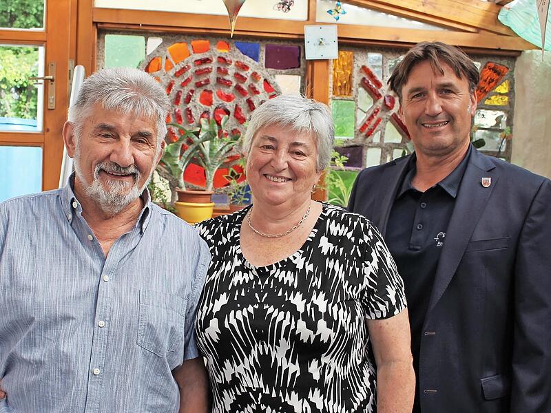 Das Jubelpaar Theo und Karoline Zillig mit Bürgermeister Gerd Dallner. Das Jubelpaar Theo und Karoline Zillig mit Bürgermeister Gerd Dallner.