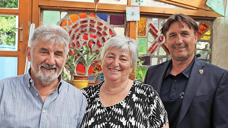 Das Jubelpaar Theo und Karoline Zillig mit Bürgermeister Gerd Dallner. Das Jubelpaar Theo und Karoline Zillig mit Bürgermeister Gerd Dallner.