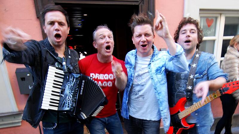 Wo man singet … Die Dorfrocker Philipp (rechts), Tobias (zweiter von rechts), Markus (links) und Michl Müller