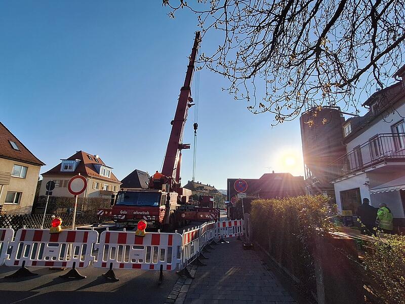 Brauerei Greif: Flaschenreinigungsanlage wird &uuml;ber das Haus gehobenForchheim & Fr&auml;nkische Schweiz