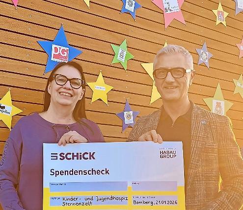 Unser Bild zeigt Hospizleitung Beate Neumeister (links) sowie Edgar Endres (rechts) aus der Gesch&auml;ftsf&uuml;hrung der Schick-Unternehmensgruppe.