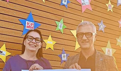 Unser Bild zeigt Hospizleitung Beate Neumeister (links) sowie Edgar Endres (rechts) aus der Geschäftsführung der Schick-Unternehmensgruppe. Unser Bild zeigt Hospizleitung Beate Neumeister (links) sowie Edgar Endres (rechts) aus der Geschäftsführung der Schick-Unternehmensgruppe.