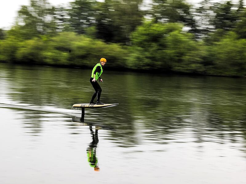 eFoilen in BambergIn Bamberg kann man jetzt übers Wasser fliegen! eFoilen in BambergIn Bamberg kann man jetzt übers Wasser fliegen!