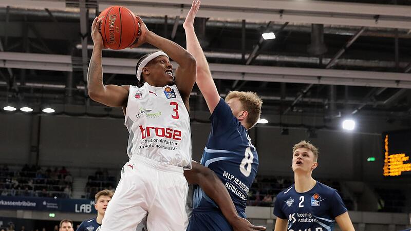 Sechs Punkte, ein Ballverlust, kein Assist: Das sind die statistischen Werte von Devon Thomas (li.) in seinem Deb&uuml;tspiel f&uuml;r Brose Bamberg, in dem er in Heidelberg knapp neun Minuten auf dem Feld stand.