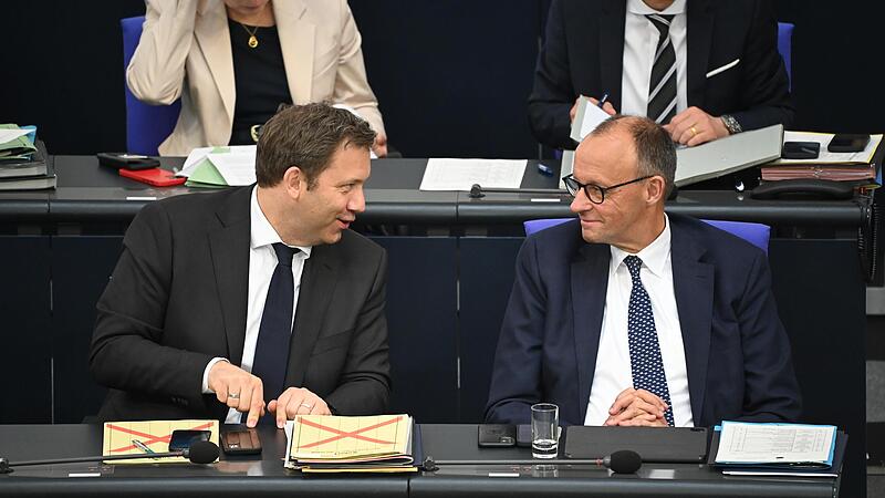 Bestens gelaunt schienen Bundeskanzler Friedrich Merz (CDU, rechts) und Finanzminister Lars Klingbeil (SPD)nach der Regierungserkl&auml;rung.