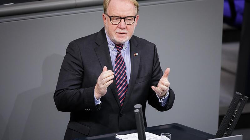 27 Jahre lang sa&szlig; Hans Michelbach (72) als Abgeordneter f&uuml;r die CSU im Bundestag. Seit 2002 vertrat er den Wahlkreis Coburg/Kronach in Berlin. Nun macht er Schluss &ndash; und ist vor allem dankbar.