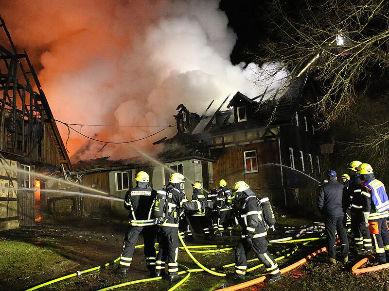 In Wohlbach (Ahorn) brannte in der Nacht ein Wohnanwesen nieder. Auch ein Nachbargeb&auml;ude war betroffen. Ein weiteres &Uuml;bergreifen der Flammen wurde verhindert.