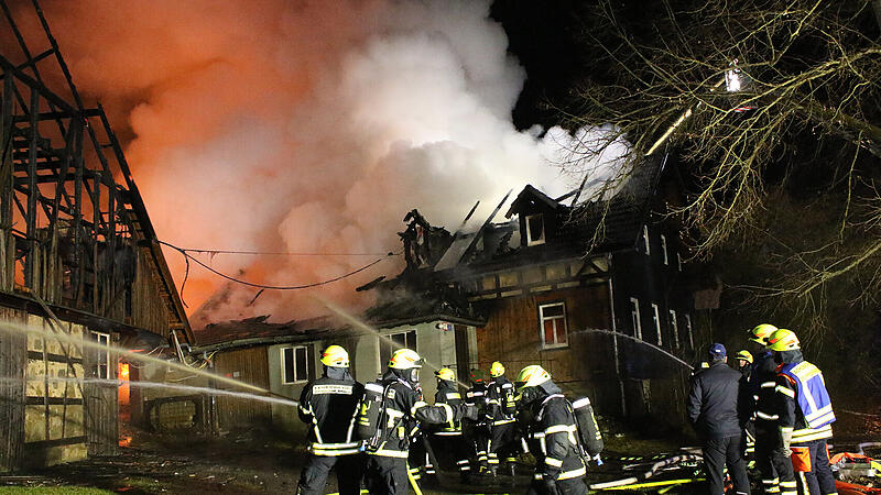 In Wohlbach (Ahorn) brannte in der Nacht ein Wohnanwesen nieder. Auch ein Nachbargeb&auml;ude war betroffen. Ein weiteres &Uuml;bergreifen der Flammen wurde verhindert.