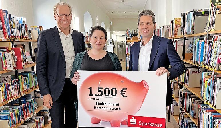 Von links: B&uuml;rgermeister German Hacker, Stephanie Meinel (Stadtb&uuml;cherei) und Roland Stopfer (Leiter der Sparkassen-Zweigstelle Herzogenaurach).