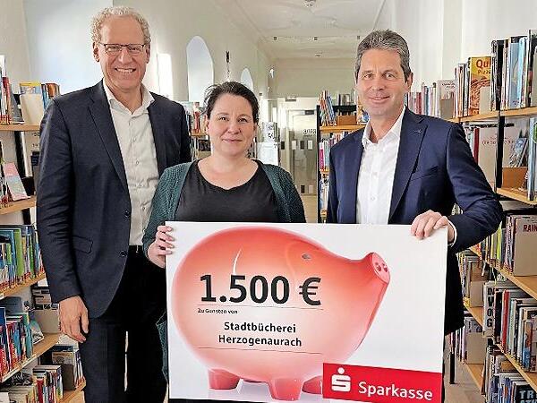 Von links: Bürgermeister German Hacker, Stephanie Meinel (Stadtbücherei) und Roland Stopfer (Leiter der Sparkassen-Zweigstelle Herzogenaurach). Von links: Bürgermeister German Hacker, Stephanie Meinel (Stadtbücherei) und Roland Stopfer (Leiter der Sparkassen-Zweigstelle Herzogenaurach).