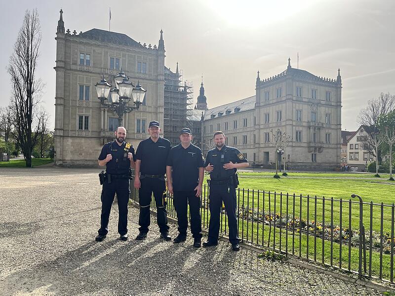 Polizei und Mitarbeiter der Sicherheitswacht vor der Ehrenburg