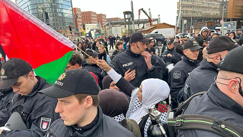 Polizisten umringten am Potsdamer Platz Teilnehmerinnen einer pro-pal&auml;stinensischen Demonstration unter dem Titel &bdquo;Frieden im Nahen Osten&ldquo;, die zuvor verboten worden war.