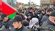Polizisten umringten am Potsdamer Platz Teilnehmerinnen einer pro-pal&auml;stinensischen Demonstration unter dem Titel &bdquo;Frieden im Nahen Osten&ldquo;, die zuvor verboten worden war.