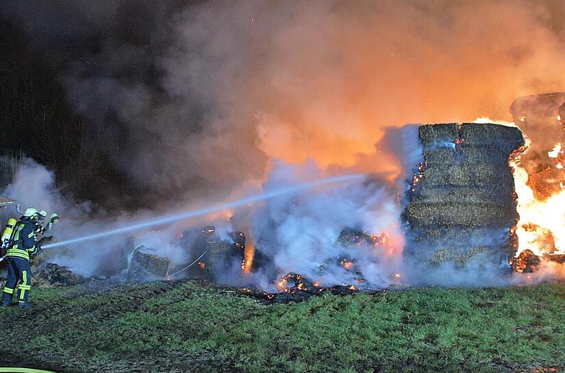Mehr als 100 Feuerwehrleute, 15 Kräfte des Technischen Hilfswerks sowie Polizei und Rettungsdienst waren in der Neujahrsnacht in Merkershausen im Einsatz. Dort gingen 240 Strohballen in Flammen auf.