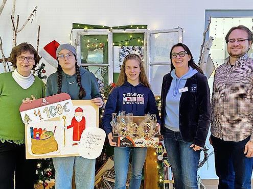 Bei der &Uuml;bergabe der Spenden.