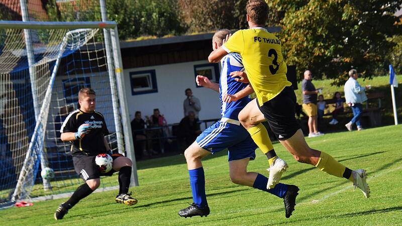 Hauptsache gehalten: Viermal musste Auras Lorenz Moritz hinter sich greifen im Spiel gegen den FC Thulba um Lukas Liebler (vorne), doch diesen Ball entschärfte der SV-Keeper auf eher ungewöhnliche Art und Weise. Hauptsache gehalten: Viermal musste Auras Lorenz Moritz hinter sich greifen im Spiel gegen den FC Thulba um Lukas Liebler (vorne), doch diesen Ball entschärfte der SV-Keeper auf eher ungewöhnliche Art und Weise.