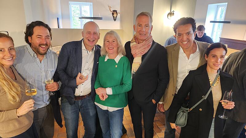 Hatten viel Spaß bei der Eröffnung: Psychotherapeutin Johanna Schmitz, Zahnarzt Tobias Wahler, Gastwirt Jan Kirchhof, Stadträtin Martina Greubel (die Kirchhof ein Schnäpschen schenkte), Architekt Stefan Buttler (Weinwerk), Javier Rodriguez (Teuton Sports) und Monica Wahler, Zahnmedizinerin (von links).