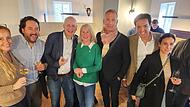 Hatten viel Spaß bei der Eröffnung: Psychotherapeutin Johanna Schmitz, Zahnarzt Tobias Wahler, Gastwirt Jan Kirchhof, Stadträtin Martina Greubel (die Kirchhof ein Schnäpschen schenkte), Architekt Stefan Buttler (Weinwerk), Javier Rodriguez (Teuton Sports) und Monica Wahler, Zahnmedizinerin (von links).