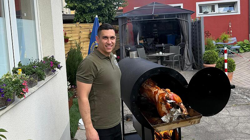 Zeljko Jezdic am neuen Grill: Spanferkel nach alter jugoslawischer Tradition
