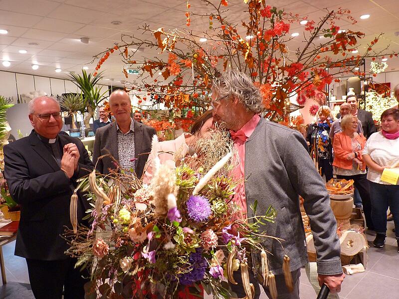 Marcus Lechner dankt seiner Frau Sylvia Lechner mit einem Blumenstrau&szlig;