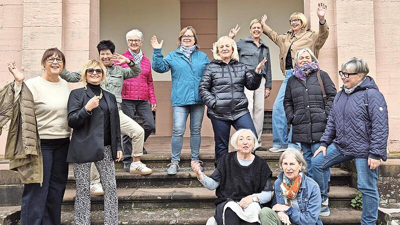 Der neue Vorstand von kulturbunt: (von links) Heide Gerlach-Hirt, Petra Riedel, Gitti Bußmann, Edeltraud Herrler, Petra Oberste Dommes, Elfi Schäfer, Sandra Oschmann, Annemarie Fell, Martina Bay, Andrea Ruppert, sitzend: Gudrun Lienert und Andrea ...