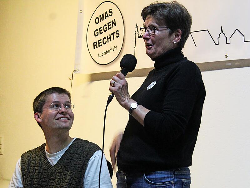 Ein Moment des Dankesch&ouml;ns: Rosina Herold-Beifuss von den Omas gegen Rechts dankte dem prominenten Gast Jakob Springfeld f&uuml;r sein Kommen und die Offenheit zu plaudern. Ihm hat es offensichtlich auch gut gefallen.