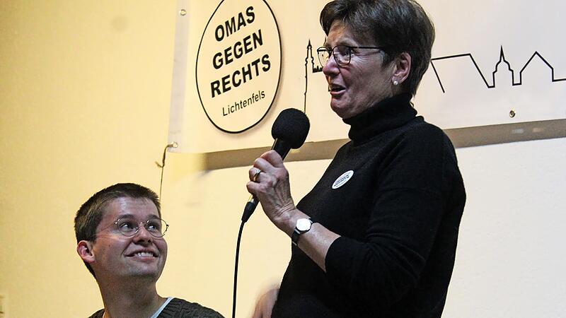 Ein Moment des Dankesch&ouml;ns: Rosina Herold-Beifuss von den Omas gegen Rechts dankte dem prominenten Gast Jakob Springfeld f&uuml;r sein Kommen und die Offenheit zu plaudern. Ihm hat es offensichtlich auch gut gefallen.