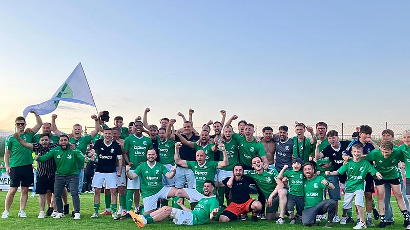Der FC Haarbr&uuml;cken feiert den Aufstieg in die Kreisliga Coburg - er gewann das Relegationsspiel gegen den FC Adler Weidhausen in Ebersdorf im Elfmeterschie&szlig;en.