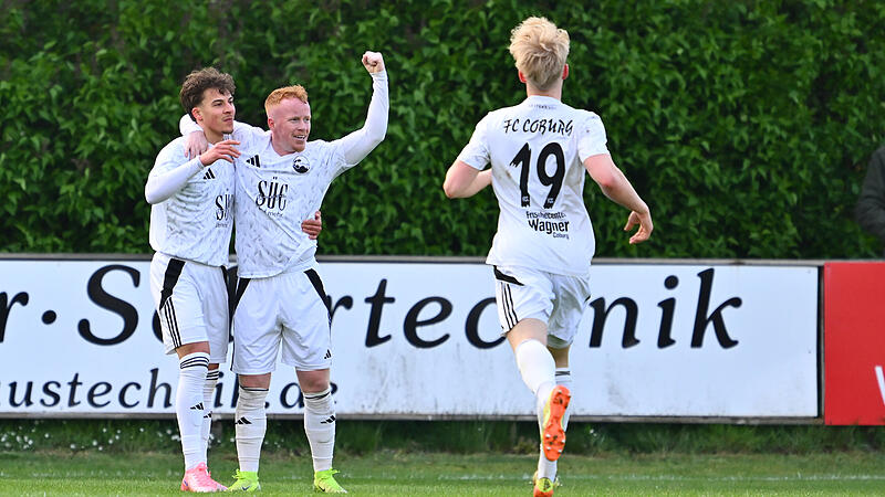 Die Vestekicker um den Torsch&uuml;tzen Norik H&ouml;hn (links), Rene Knie und Maximilian Gra&szlig; feiern den F&uuml;hrungstreffer in Stadeln.
