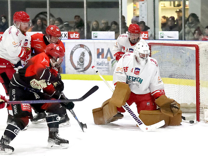 Kapit&auml;n Christian Dietrich (Zweiter von links) erzielt die 10:1-F&uuml;hrung und macht das Zwischenergebnis somit zweistellig: Mit 14:1 besiegen die Ha&szlig;furt Hawks die  Selber (rechts der kurz zuvor eingewechselte Torwart Patrick Schwaidler).