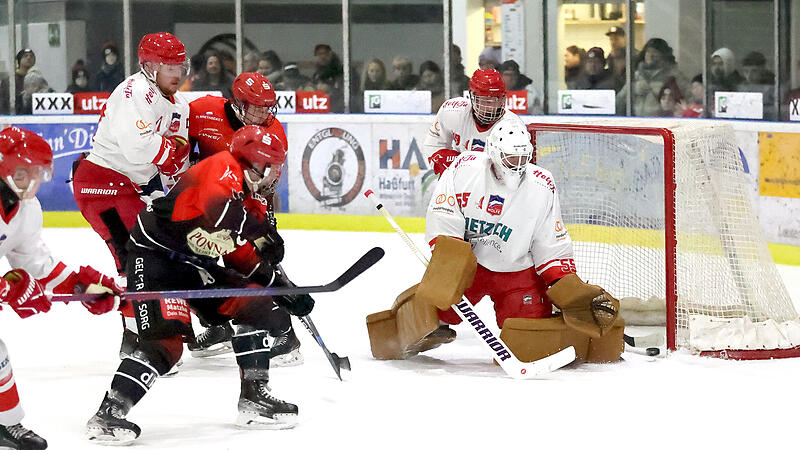 Kapit&auml;n Christian Dietrich (Zweiter von links) erzielt die 10:1-F&uuml;hrung und macht das Zwischenergebnis somit zweistellig: Mit 14:1 besiegen die Ha&szlig;furt Hawks die  Selber (rechts der kurz zuvor eingewechselte Torwart Patrick Schwaidler).