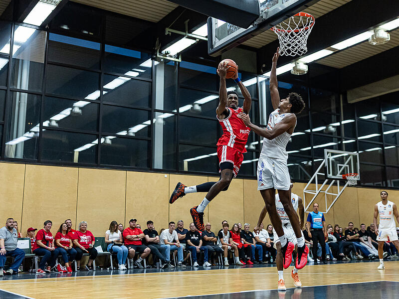Athletik pur: Baskets-Guard Mylik Wilson attackiert gegen den Ulmer Meissa Faye den Korb.