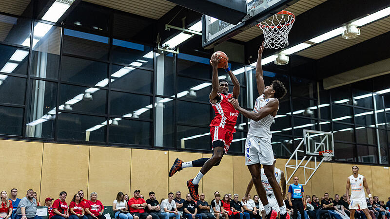 Athletik pur: Baskets-Guard Mylik Wilson attackiert gegen den Ulmer Meissa Faye den Korb.