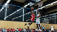 Athletik pur: Baskets-Guard Mylik Wilson attackiert gegen den Ulmer Meissa Faye den Korb.