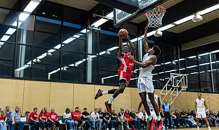 Athletik pur: Baskets-Guard Mylik Wilson attackiert gegen den Ulmer Meissa Faye den Korb.